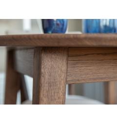 Convivialità in formato rotondo.
90 cm di diametro per accogliere 4 persone con stile, comfort e un design intramontabile.