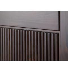 Mobile solido, resistente, pronto ad arredare con discreta eleganza.