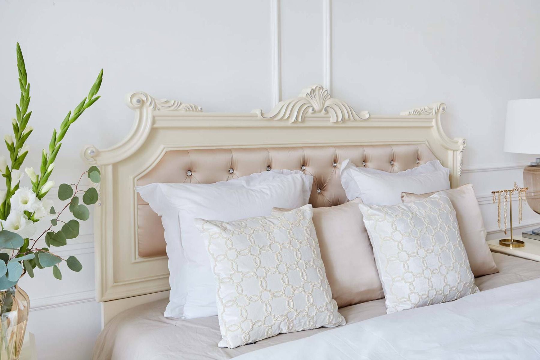 Acquisti i letti tappezzati classici al miglior prezzo solo da Arrediorg letto matrimoniale classico imbottito di lusso color avorio con testata tempestata di diamanti
