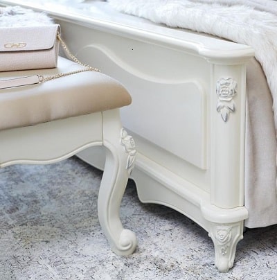 Motivi ornamentali presenti sulla struttura del letto Bella letto king size elegante
